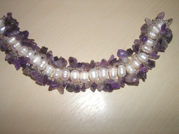 bratara handmade din perle de cultura albe cu ametist pe margini