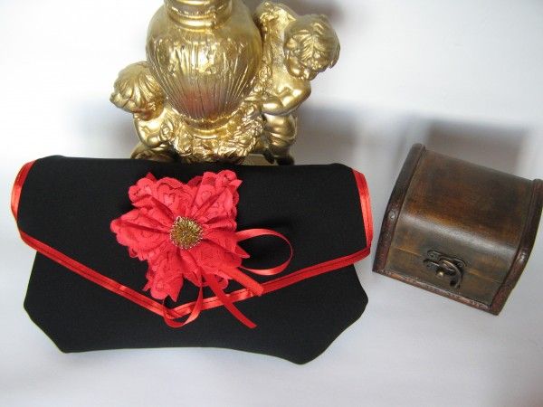 BLACK & RED PURSE...vanduta