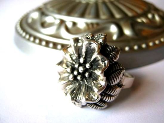 925 sterling silver floral ring...