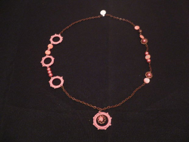 Colier roz cu medalion