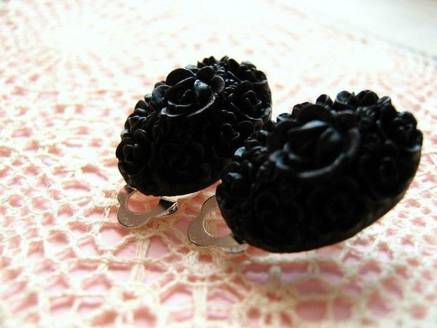 BLACK ROSES