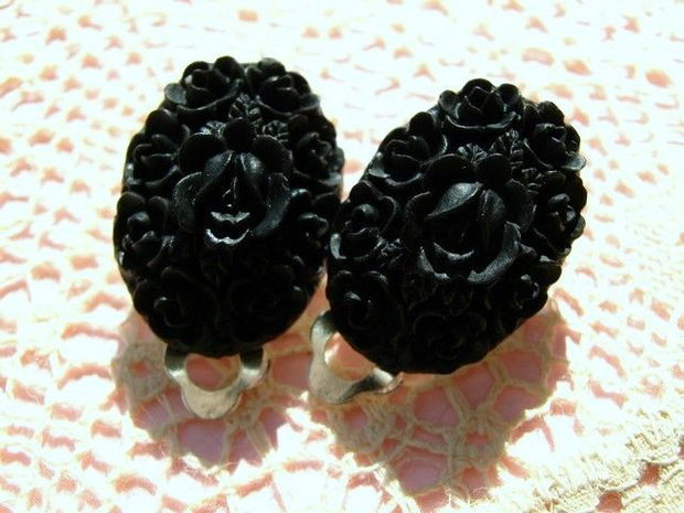 BLACK ROSES