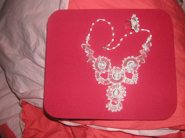 Snow white ring & collar