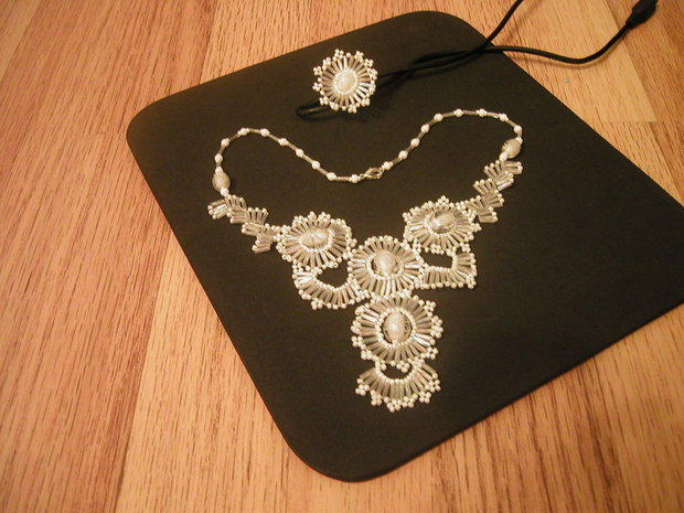 Snow white ring & collar