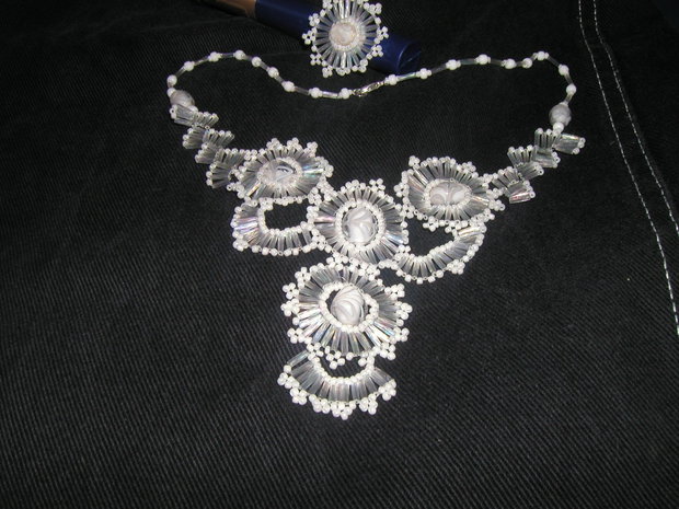 Snow white ring & collar