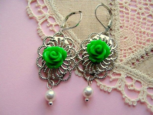 GREEN LACEY ROSES:)