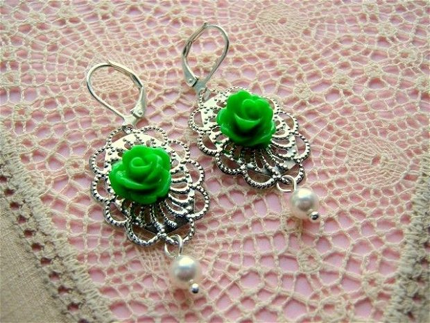 GREEN LACEY ROSES:)