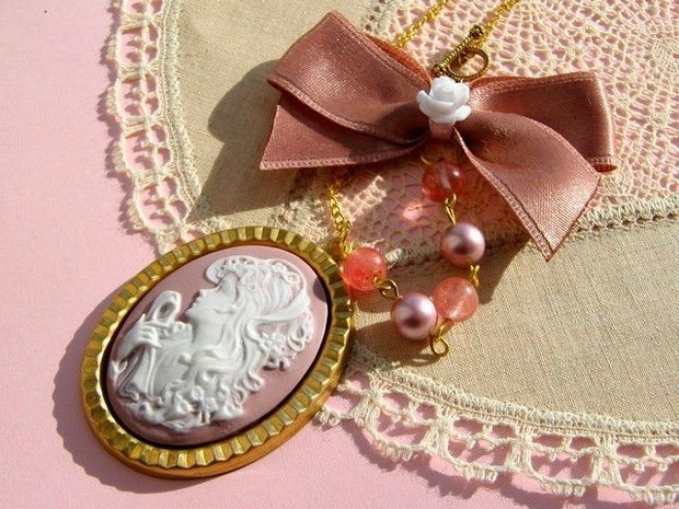 DUSTY CREAMY CAMEO...