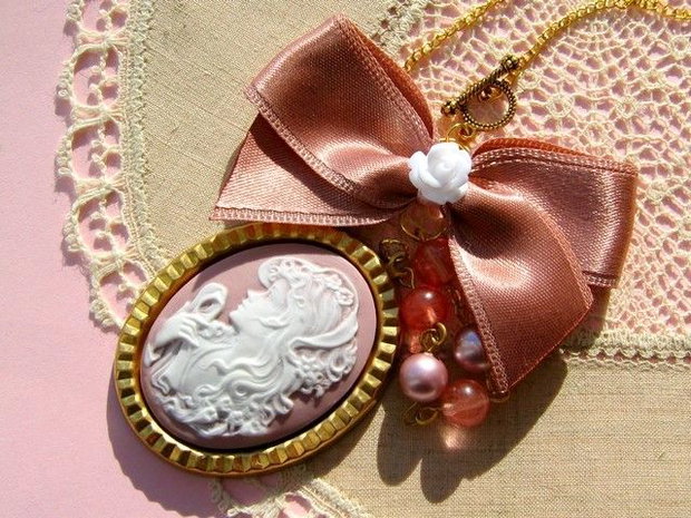 DUSTY CREAMY CAMEO...