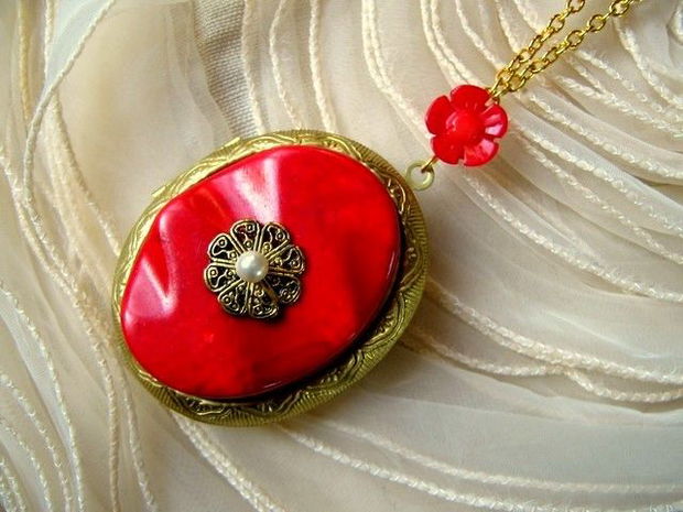 SPRING HUGE LOCKET:)