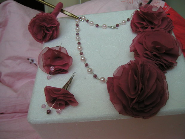 set-colier,bratara ,cercei ” a lot of pink”