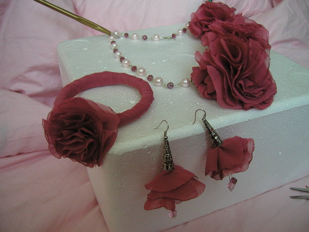 set-colier,bratara ,cercei ” a lot of pink”