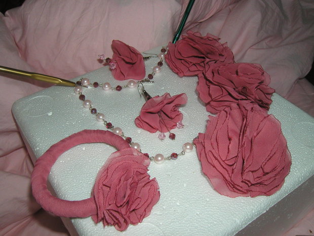 set-colier,bratara ,cercei ” a lot of pink”