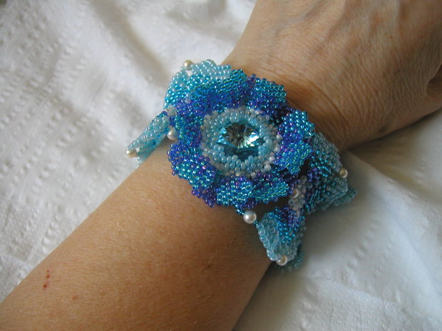 Bratara-FLUTURE- UNIKAT cu rivoli Swarovski-transport inclus