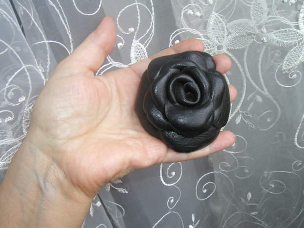 brosa-flore din piele naturala