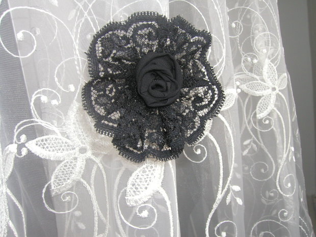 Brosa -floare dantela neagra