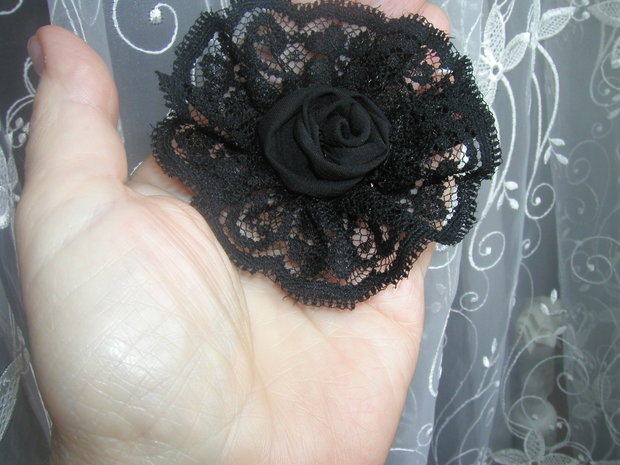 Brosa -floare dantela neagra