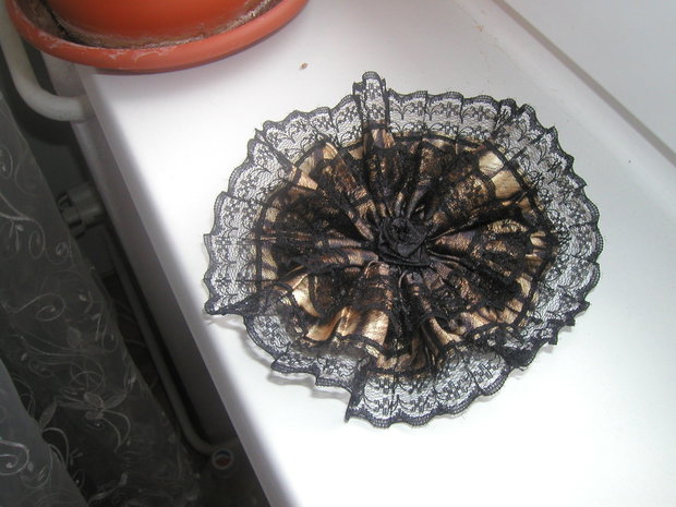 Brosa -floare dantela neagra Rezervat