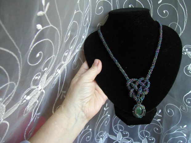 Colier impletit din snur de margele peacock REZERVAT PT.ADINA