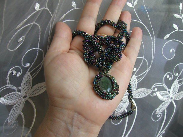 Colier impletit din snur de margele peacock REZERVAT PT.ADINA