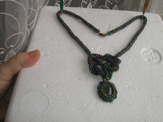 Colier impletit din snur de margele peacock REZERVAT PT.ADINA
