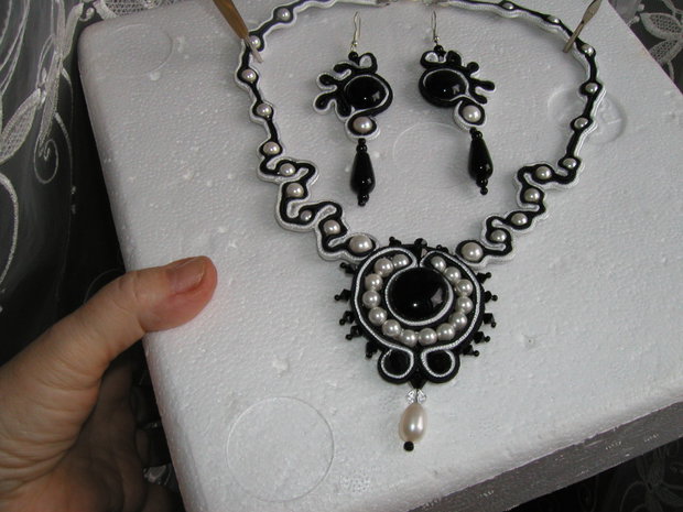 Colier si cercei cu onix si perle Swarovski lucrati in tehnica soutache-REZERVAT