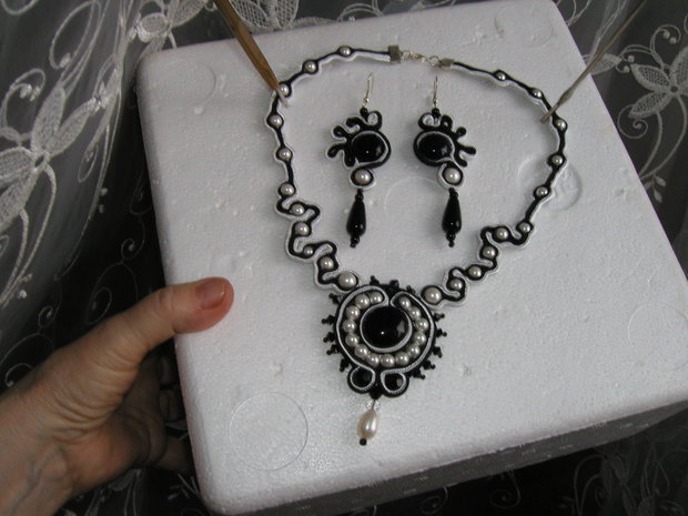 Colier si cercei cu onix si perle Swarovski lucrati in tehnica soutache-REZERVAT