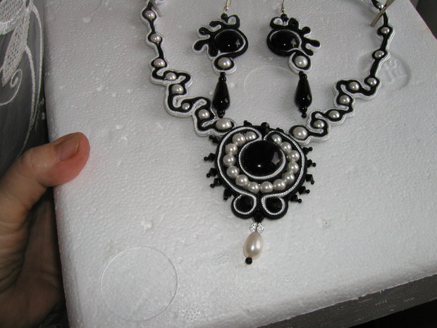 Colier si cercei cu onix si perle Swarovski lucrati in tehnica soutache-REZERVAT