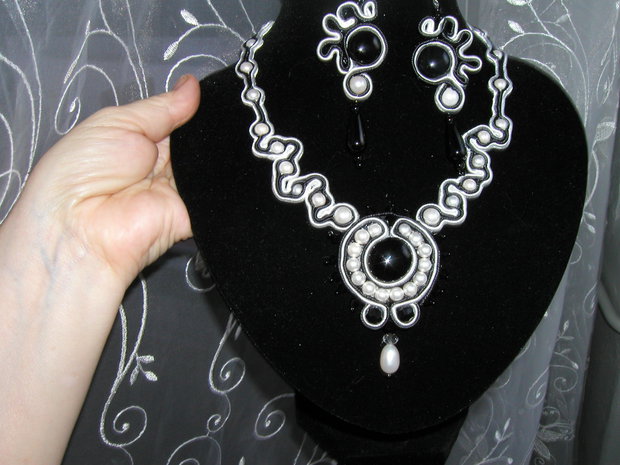 Colier si cercei cu onix si perle Swarovski lucrati in tehnica soutache-REZERVAT