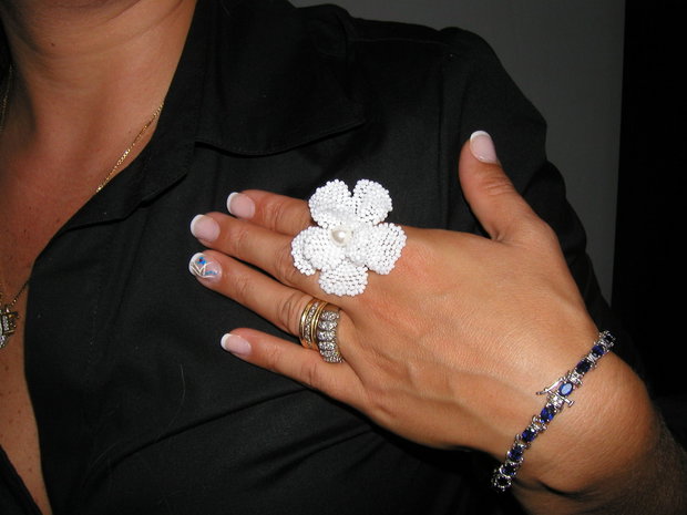 Inel cu 8 petale din margele toho albe cu perla alba Swarovski REZERVAT