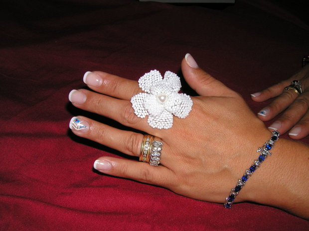Inel cu 8 petale din margele toho albe cu perla alba Swarovski REZERVAT