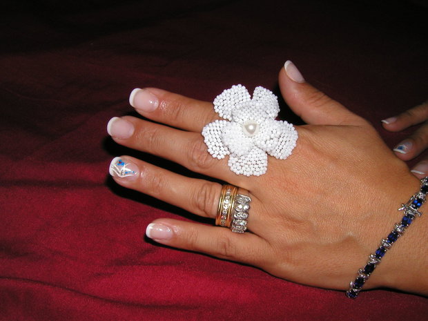 Inel cu 8 petale din margele toho albe cu perla alba Swarovski REZERVAT