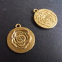 PANDANTIV CU 2 FETE BRONZ - 22 X 25 MM