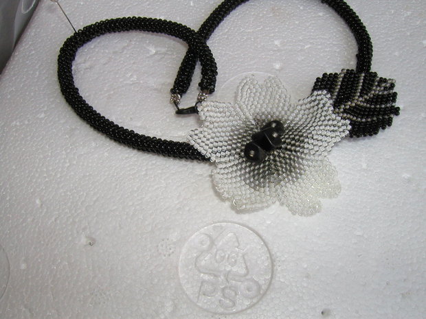 Colier cu floare-usor de asortat