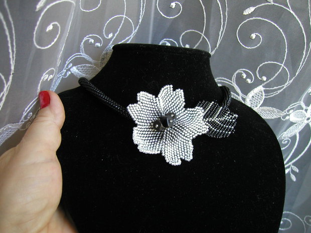 Colier cu floare-usor de asortat