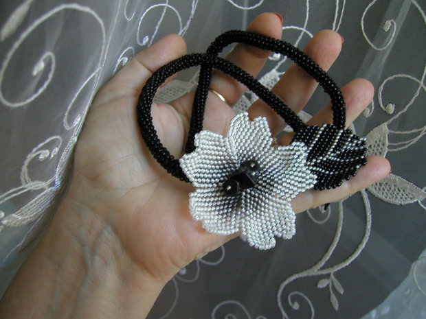 Colier cu floare-usor de asortat
