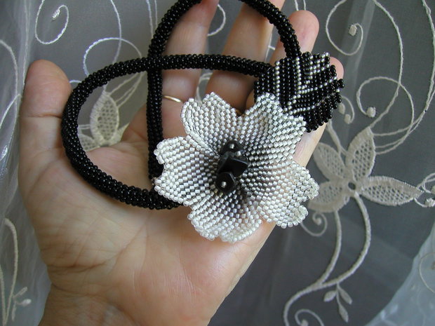 Colier cu floare-usor de asortat