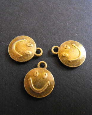 PANDANTIV BRONZ FATA VESELA -  13 X 14,5 MM