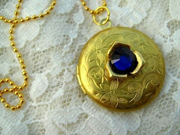 GOLDEN SWAROVSKI LOCKET