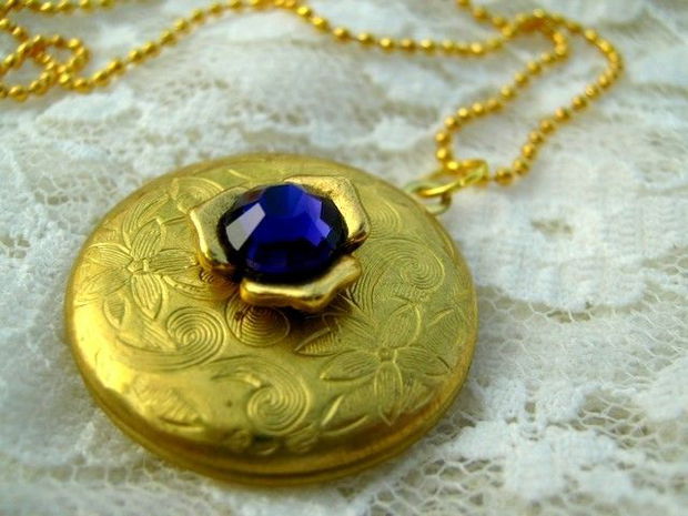 GOLDEN SWAROVSKI LOCKET