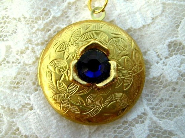 GOLDEN SWAROVSKI LOCKET