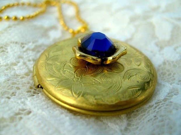 GOLDEN SWAROVSKI LOCKET