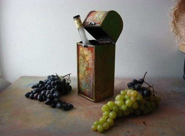 Cutie de vin verticala pictata si decorata cu aur de 24 k
