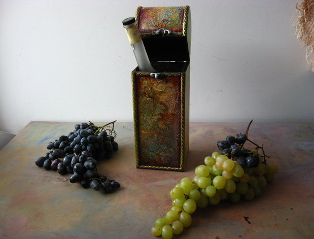Cutie de vin verticala pictata si decorata cu aur de 24 k