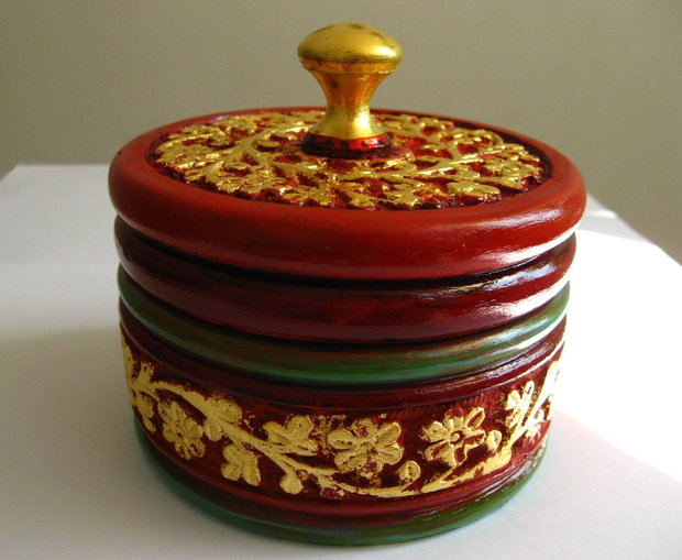 Cutie de bijuterii, rotunda, pictata, sculptata si poleita cu aur triplumasiv de 24 k