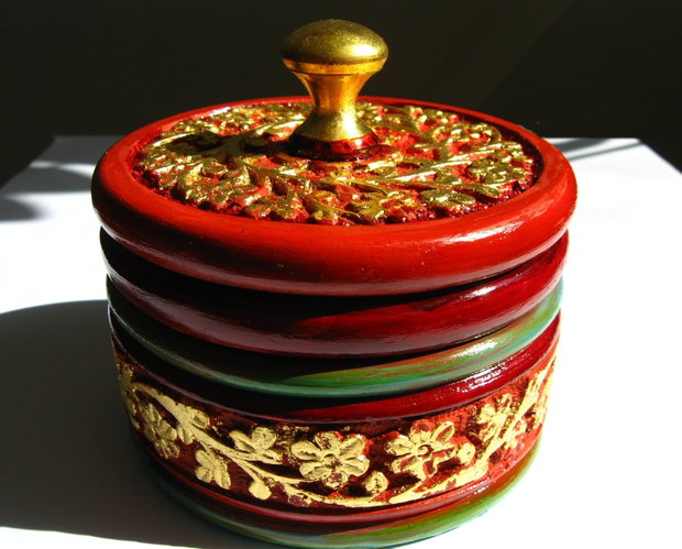 Cutie de bijuterii, rotunda, pictata, sculptata si poleita cu aur triplumasiv de 24 k