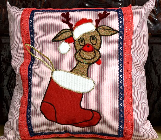 Cadouri pentru Craciun, perna patrata Rudolf in soseta de cadouri