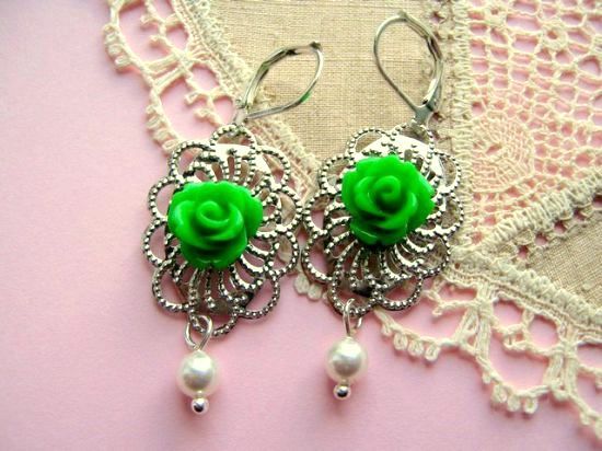 GREEN LACY ROSES