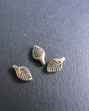 PANDANTIV  BRONZ - CHARM FRUNZA -11 X 6 MM