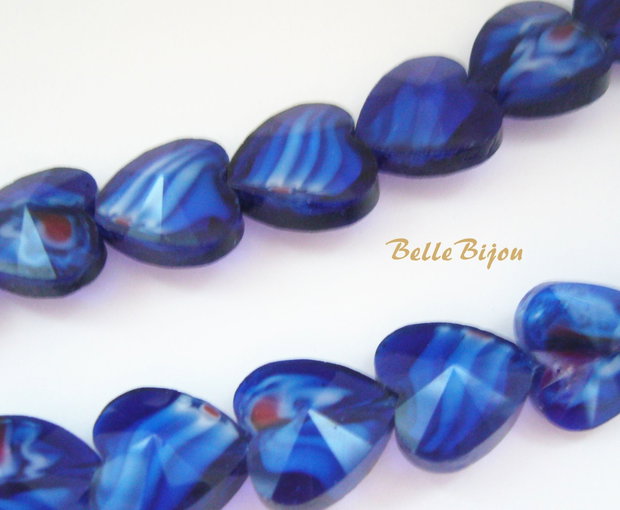 Inimioare sticla fatetata royal blue cu insertii rosii-albe 14x14x8 mm